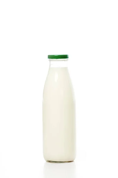 Nahaufnahme Der Flasche Mit Frischer Bio Milch Isoliert Auf Weiß — Stockfoto