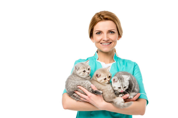 Hermosa Joven Veterinario Sosteniendo Adorables Gatitos Sonriendo Cámara Aislado Blanco — Foto de Stock