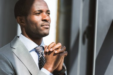 yakışıklı genç Afro-Amerikalı işadamı uzağa arıyorsunuz portresi