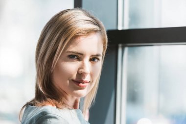 kameraya gülümseyen güzel orta yaşlı kadın portresi