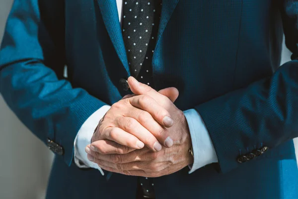 Close Gedeeltelijke Weergave Van Handen Van Zakenman Formele Slijtage — Stockfoto