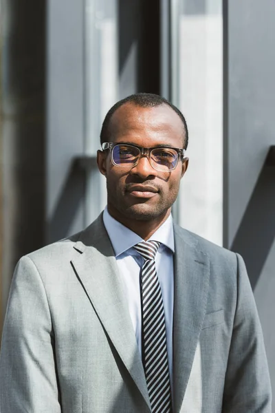 Csinos Fiatal Afro Amerikai Üzletember Szemüvegek Látszó Fényképezőgép Portréja — Stock Fotó