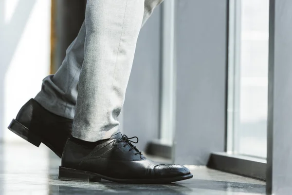 Colpo Ritagliato Elegante Uomo Affari Piedi Scarpe Pantaloni Pelle Alla — Foto Stock