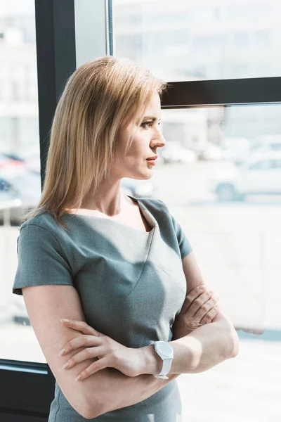 Side View Beautiful Confident Businesswoman Standing Crossed Arms Looking Window — Stock Photo, Image