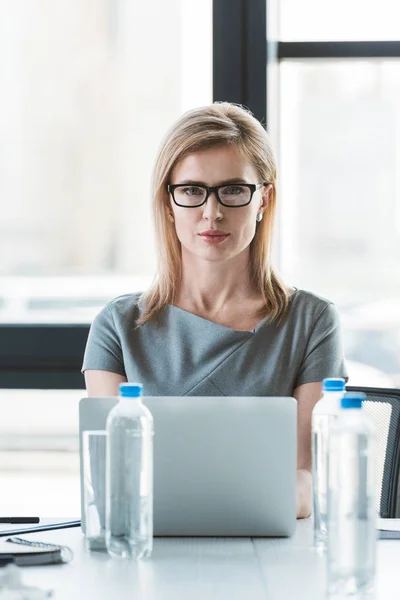 Schöne Geschäftsfrau Brille Mit Laptop Und Blick Die Kamera — Stockfoto