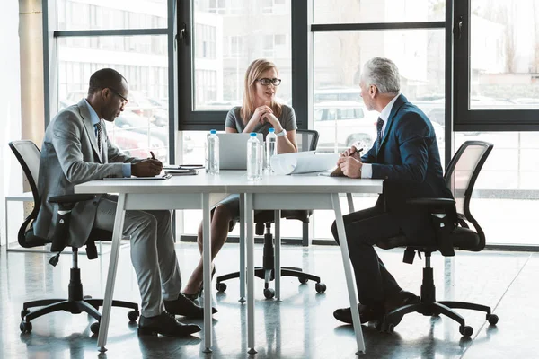 Professionell Multietnisk Affärsmän Som Arbetar Tillsammans Vid Bordet Moderna Kontor — Stockfoto