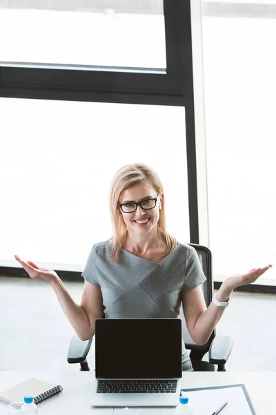 Hochwinkelaufnahme Einer Fröhlichen Geschäftsfrau Mit Brille Die Laptop Mit Leerem — Stockfoto