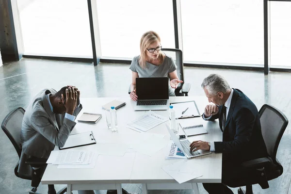 Visão Alto Ângulo Dos Empresários Multiétnicos Que Discutem Durante Reunião — Fotografia de Stock