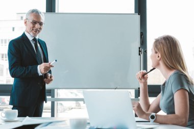 iş adamları birbirine birlikte ofiste çalışırken bakarak