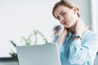 laptop ile çalışırken boyun ağrısı muzdarip işkadını
