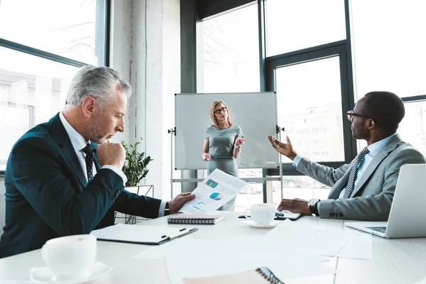Profissionais Multiétnicos Pessoas Negócios Conversando Durante Reunião Negócios — Fotografia de Stock
