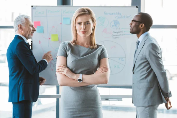 Confident Businessman Standing Crossed Arms Looking Camera While Multiethnic Businessmen — Stock Photo, Image