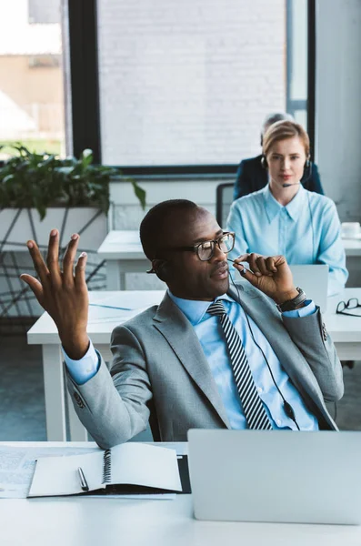 Empresario Afroamericano Emocional Gafas Con Auriculares Oficina — Foto de stock gratis