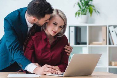 dizüstü bilgisayar kullanma office güzel kadın meslektaşı ile flört işadamı