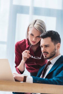 Dizüstü birlikte kullanma office genç iş adamları