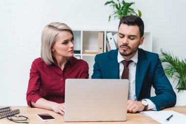 birlikte çalışan ve dizüstü bilgisayar kullanma office genç iş adamları