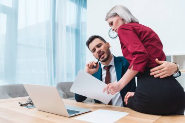 işadamı kucaklayan baştan çıkarıcı kadın meslektaşım süre kağıtları Office birlikte çalışma