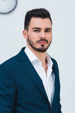 Kameraya bakarak formal giyim yakışıklı genç işadamı portresi