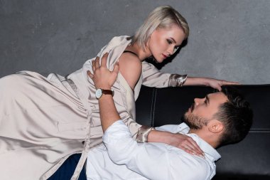 seksi genç çift birbirine ön sevişme koltukta yatan süre bakarak