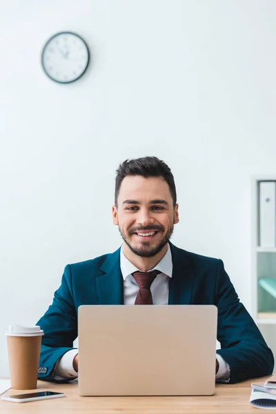 Guapo Sonriente Joven Hombre Negocios Utilizando Portátil Lugar Trabajo — Foto de stock gratuita