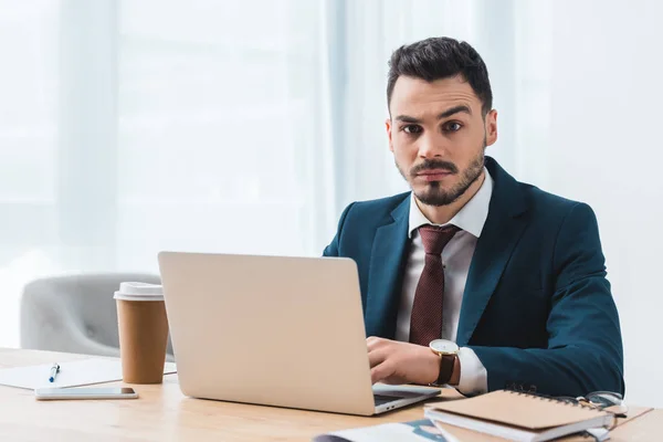 Jovem Empresário Bonito Usando Laptop Olhando Para Câmera Escritório — Fotografia de Stock