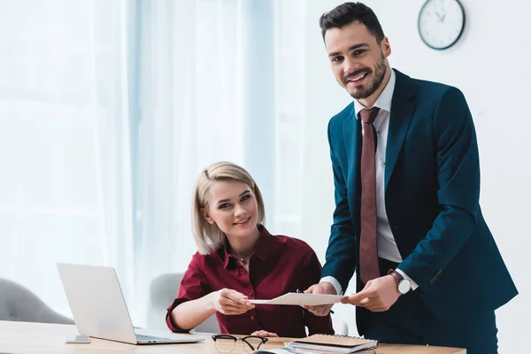 Jonge Zakenlui Papier Houden Lachend Camera Kantoor — Stockfoto