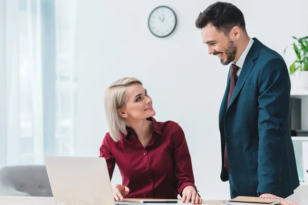 Jóvenes Colegas Negocios Sonriendo Entre Mientras Trabajan Juntos Oficina — Foto de Stock