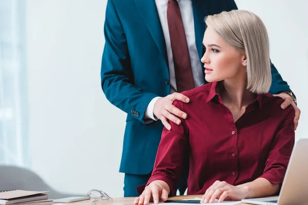 Schnappschuss Von Geschäftsmann Der Mit Schöner Junger Kollegin Büro Flirtet — Stockfoto