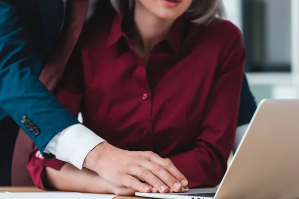 Schnappschuss Von Geschäftskollegen Mit Laptop Und Flirt Arbeitsplatz — kostenloses Stockfoto