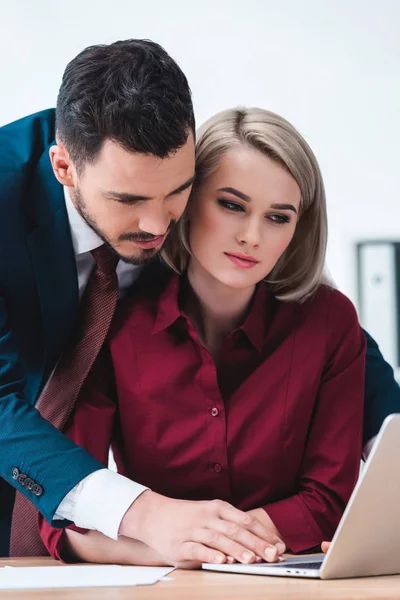 Guapo Hombre Negocios Coqueteando Con Hermosa Colega Femenina Utilizando Ordenador — Foto de Stock