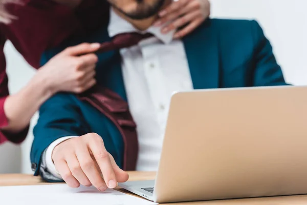 Vista Cerca Computadora Portátil Colegas Negocios Coqueteando Detrás — Foto de Stock