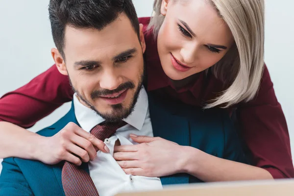 Sonriente Joven Hombre Negocios Mujer Negocios Coqueteando Mientras Trabajan Juntos —  Fotos de Stock