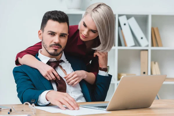 Hermosa Joven Mujer Negocios Coqueteando Con Apuesto Hombre Negocios Oficina — Foto de Stock