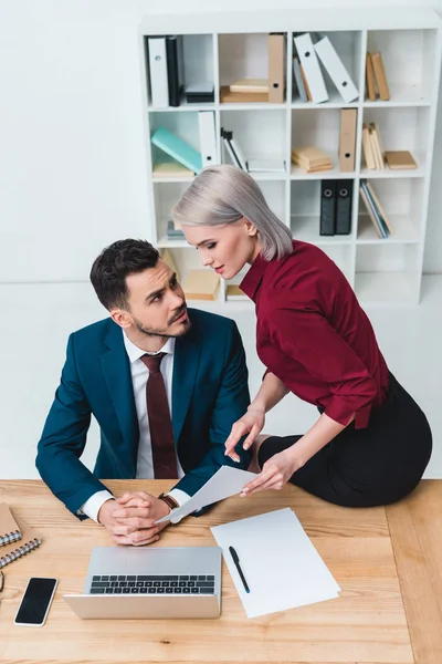 Vista Alto Angolo Giovani Colleghi Lavoro Flirtare Mentre Lavorano Insieme — Foto Stock