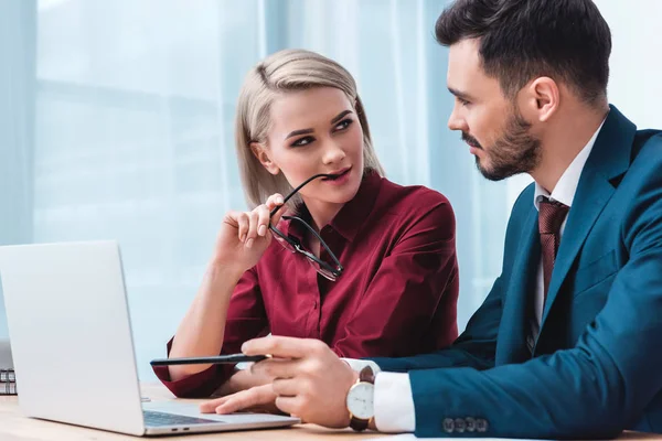 Yiung Bizneswoman Gospodarstwa Okulary Flirtuje Przystojny Mężczyzna Kolegi Biurze — Zdjęcie stockowe