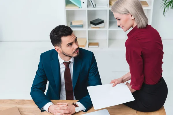 Jeunes Gens Affaires Travaillant Avec Des Papiers Regardant Dans Bureau — Photo