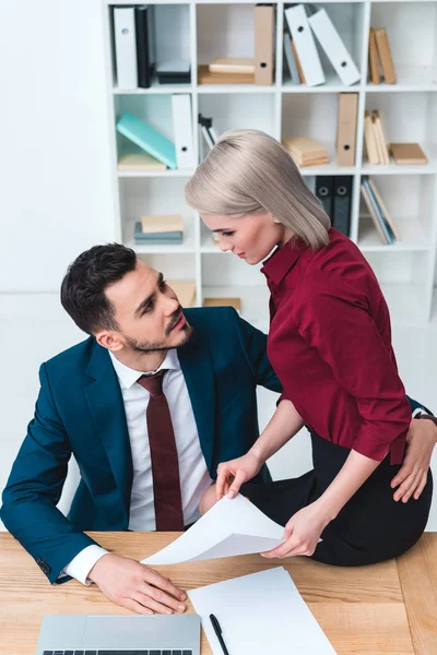 Seductores Jóvenes Colegas Negocios Mirándose Mientras Trabajan Con Papeles Oficina — Foto de Stock