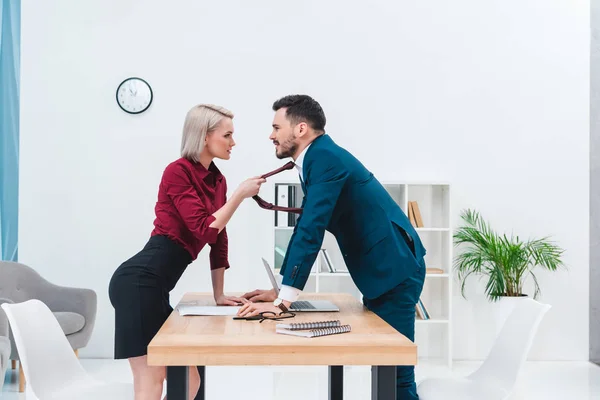 Seitenansicht Der Jungen Geschäftsfrau Mit Krawatte Eines Gutaussehenden Geschäftsmannes Und — Stockfoto