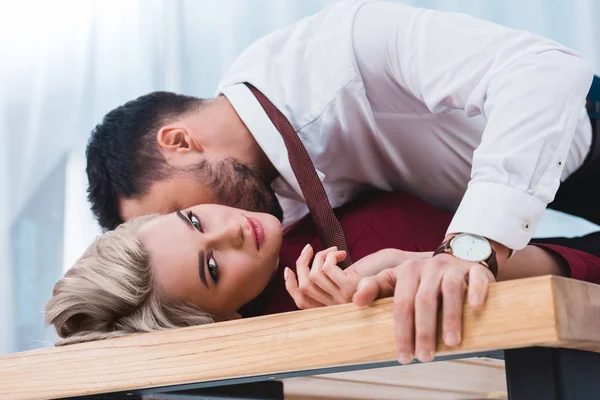 Geschäftsmann Küsst Schöne Junge Geschäftsfrau Auf Tisch Büro — Stockfoto