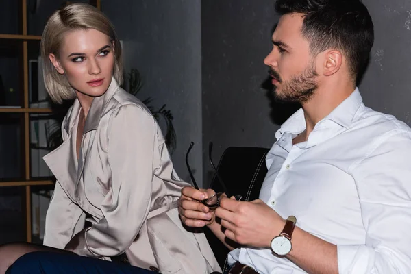 Sensual Young Couple Looking Each Other While Sitting Couch — Stock Photo, Image