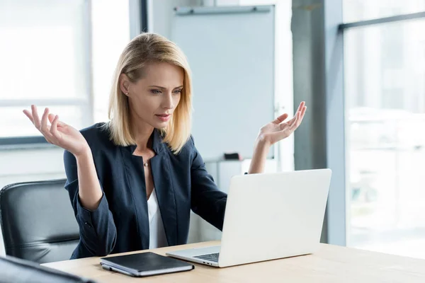Mulher Negócios Surpreso Gesticulando Com Mãos Olhando Para Laptop Escritório — Fotografia de Stock Grátis