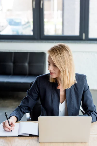 Femme Affaires Prenant Des Notes Travaillant Avec Ordinateur Portable Bureau — Photo