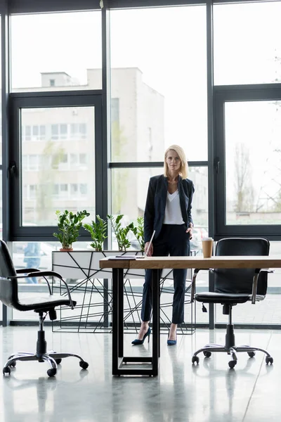 Αυτοπεποίθηση Επιχειρηματίας Στην Επίσημη Ένδυση Στέκεται Στο Γραφείο Και Βλέπουν — Φωτογραφία Αρχείου