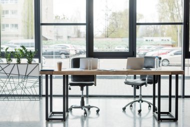 boş iş ofiste tabloda dizüstü bilgisayarlar
