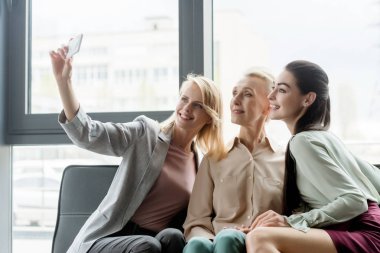 güzel iş kadınları selfie ile smartphone içinde göreve