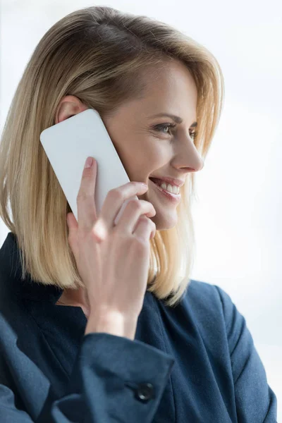 Bela Mulher Negócios Sorridente Falando Por Smartphone Olhando Para Longe — Fotografia de Stock