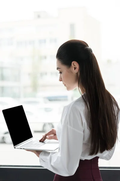 Seitenansicht Der Jungen Geschäftsfrau Mit Laptop Mit Leerem Bildschirm — kostenloses Stockfoto