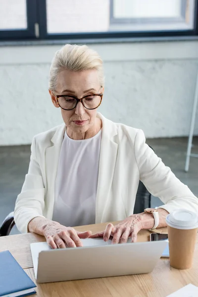 Mulher Negócios Focada Óculos Usando Laptop Local Trabalho — Fotografia de Stock