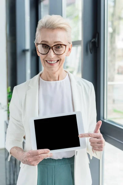 Forretningskvinne Briller Som Holder Digital Tablett Med Blank Skjerm Smiler – stockfoto