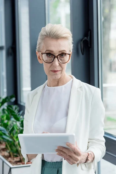 Atractiva Mujer Negocios Senior Gafas Con Tableta Digital Mirando Cámara — Foto de Stock